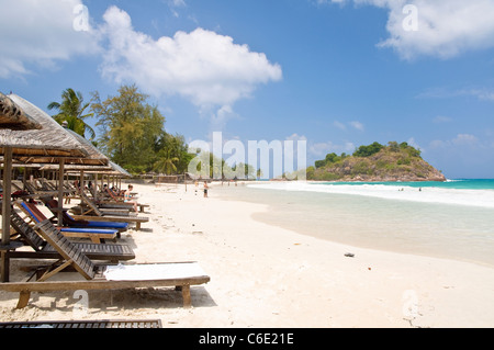 Spiaggia con sedie a sdraio, Pulau Redang Island, Malaysia, Asia sud-orientale, Asia Foto Stock