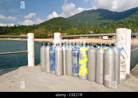 Bombole Ossigeno sul molo, sulla spiaggia di Paya, Pulau Isola di Tioman, Malaysia, Asia sud-orientale, Asia Foto Stock