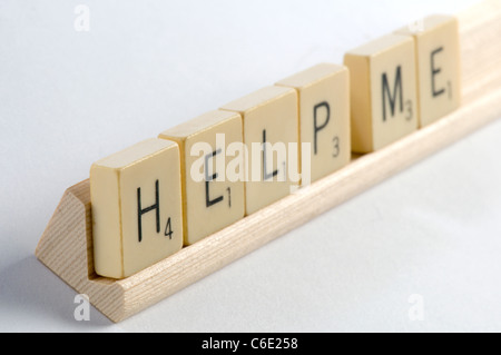 Aiuto scritto con piastrelle di scrabble Foto Stock