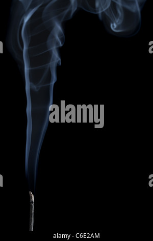 Brucia Incenso stick con fumo su sfondo nero con spazio di copia Foto Stock