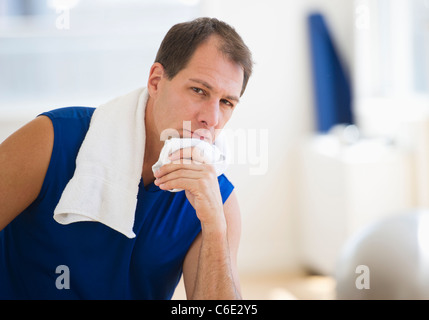 Stati Uniti d'America, New Jersey, Jersey City, Ritratto di uomo maturo in palestra Foto Stock