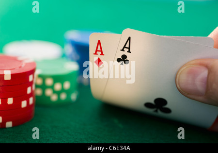 Mano che tiene le carte da gioco Foto Stock