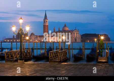 Quay a Piazza San Marco con gondole e la vista di San Giorgio Maggiore Isola, Venezia, Italia e Europa Foto Stock