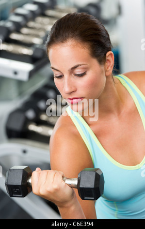 Donna esercizio con manubri Foto Stock