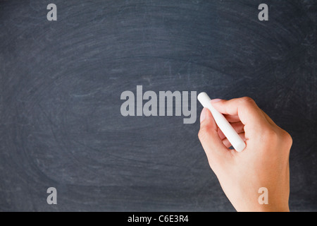 Stati Uniti d'America, New Jersey, Jersey City, vicino di donna con le mani in mano la scrittura con gesso sulla lavagna Foto Stock