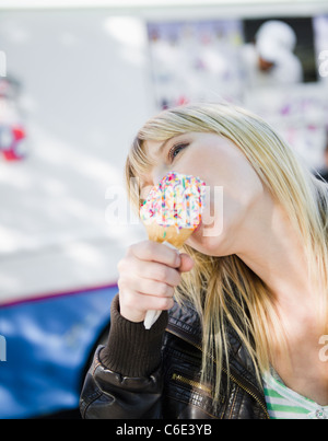 Stati Uniti d'America, New York, Williamsburg, Brooklyn, donna bionda leccare il gelato Foto Stock