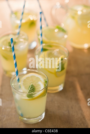 Close up di occhiali con limonata Foto Stock