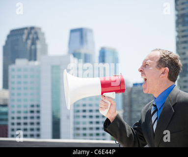 Stati Uniti d'America, New Jersey, Jersey City, imprenditore urlando attraverso il megafono Foto Stock