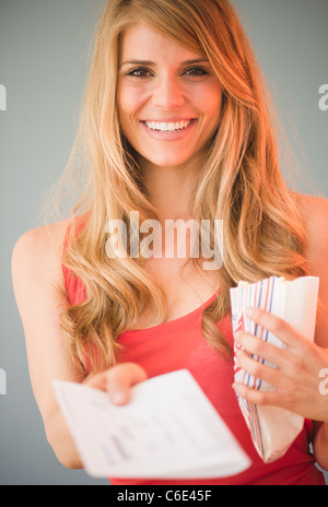 Stati Uniti d'America, New Jersey, Jersey City, ritratto di donna bionda che mostra i biglietti Foto Stock