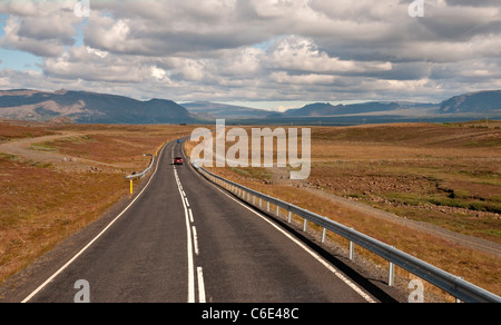 Autostrada che conduce fuori di Reykjavik, Islanda Foto Stock