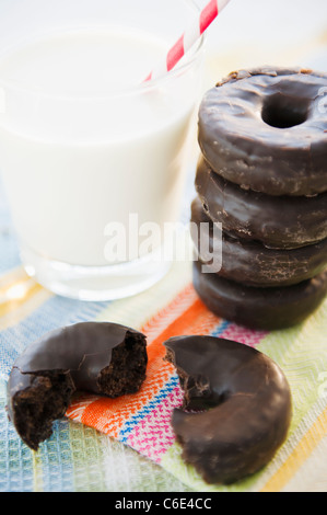 Close up di ciambelle al cioccolato e latte Foto Stock