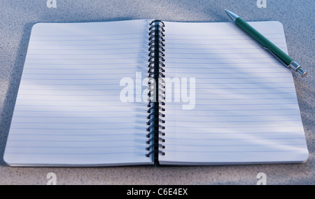Vuoto notebook aperto e matita Foto Stock