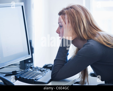 Stati Uniti d'America, New Jersey, Jersey City, giovane donna che lavorano in ufficio Foto Stock