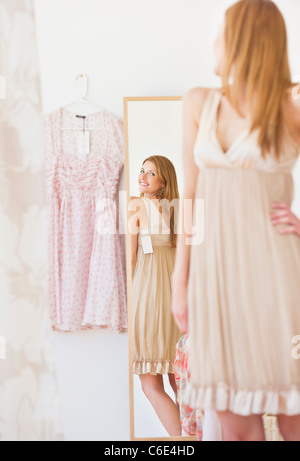Stati Uniti d'America, New Jersey, Jersey City, giovane donna nel negozio di abbigliamento montaggio abito Foto Stock