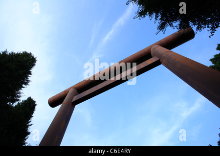 TOKYO - 18 agosto: Daiichi Torii (primo gate) nel Santuario Yasukuni su agosto 18, 2011 in Chiyoda, a Tokyo, Giappone. Foto Stock