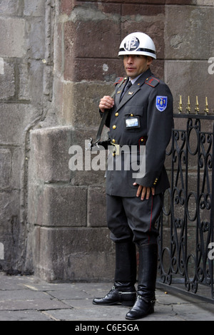 Soldato di guardia al di fuori del Palacio del Gobierno. Foto Stock