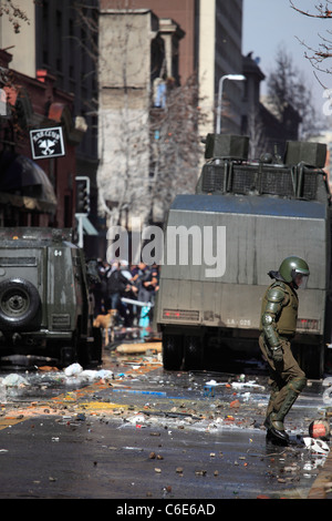 Cileno di polizia antisommossa sulla strada durante un sciopero degli studenti a Santiago il centro e vicino a La Moneda Palace Foto Stock