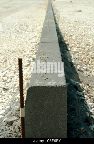 Il cordolo e ghiaia sulla strada in riparazione.posto sulla strada Foto Stock