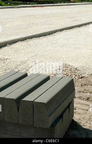 Il cordolo e ghiaia sulla strada in riparazione.pila ordinata Foto Stock