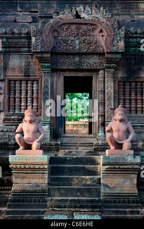 Banteay Srei cambogiano Srey complesso tempio dedicato al dio indù Shiva di arenaria rossa e intricati intagliati Foto Stock