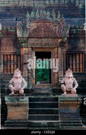 Banteay Srei cambogiano Srey complesso tempio dedicato al dio indù Shiva di arenaria rossa e intricati intagliati Foto Stock