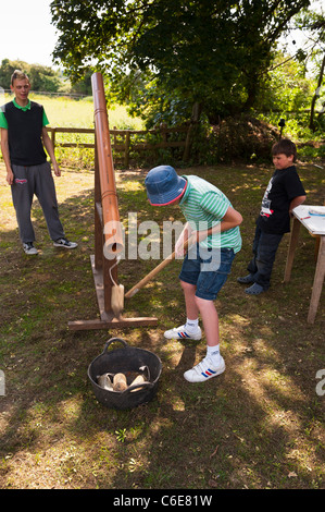 Un ragazzo di undici anni svolge smack il ratto in un villaggio di fete in Weston , Suffolk , Inghilterra , Inghilterra , Regno Unito Foto Stock