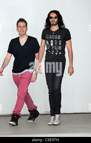 Perez Hilton interviste Russell Brand su Robertson Boulevard Los Angeles, California - 07.05.10 Foto Stock