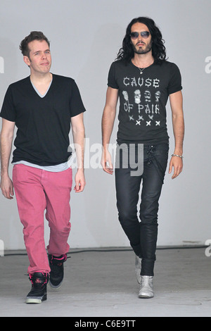 Perez Hilton interviste Russell Brand su Robertson Boulevard Los Angeles, California - 07.05.10 Foto Stock