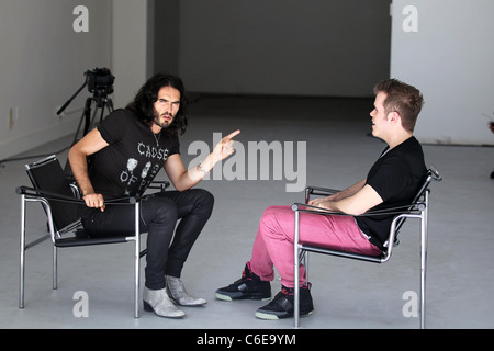 Russell Brand è intervistato da Perez Hilton su Robertson Boulevard Los Angeles, California - 07.05.10 Foto Stock