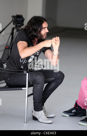 Russell Brand è intervistato da Perez Hilton su Robertson Boulevard Los Angeles, California - 07.05.10 Foto Stock