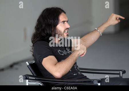 Russell Brand è intervistato da Perez Hilton su Robertson Boulevard Los Angeles, California - 07.05.10 Foto Stock