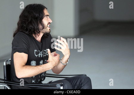 Russell Brand è intervistato da Perez Hilton su Robertson Boulevard Los Angeles, California - 07.05.10 Foto Stock