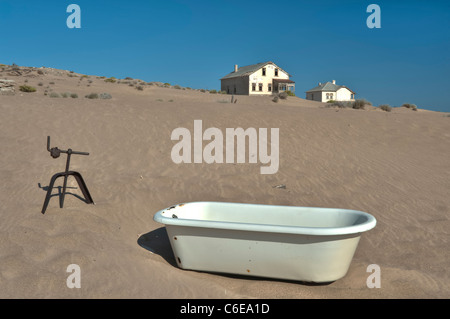 Vasca da bagno abbandonata nelle dune dalla Buchhalters, Bookeeper o Commercialisti House, Kolmanskop città fantasma vicino a Luderitz, Namibia Foto Stock