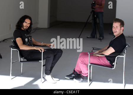 Russell Brand è intervistato da Perez Hilton su Robertson Boulevard Los Angeles, California - 07.05.10 Foto Stock