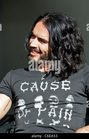 Russell Brand è intervistato da Perez Hilton su Robertson Boulevard Los Angeles, California - 07.05.10 Foto Stock