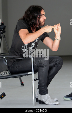 Russell Brand è intervistato da Perez Hilton su Robertson Boulevard Los Angeles, California - 07.05.10 Foto Stock