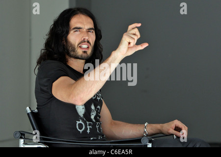 Russell Brand è intervistato da Perez Hilton su Robertson Boulevard Los Angeles, California - 07.05.10 Foto Stock