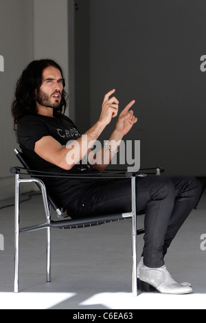 Russell Brand è intervistato da Perez Hilton su Robertson Boulevard Los Angeles, California - 07.05.10 Foto Stock