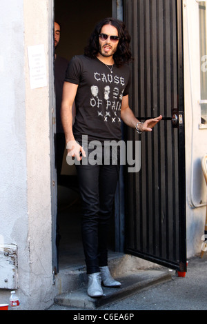 Russell Brand è intervistato da Perez Hilton su Robertson Boulevard Los Angeles, California - 07.05.10 Foto Stock