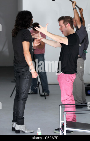 Russell Brand è intervistato da Perez Hilton su Robertson Boulevard Los Angeles, California - 07.05.10 Foto Stock