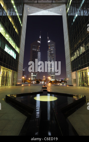 Emirates Towers vista dal Centro Finanziario Internazionale di Dubai Foto Stock