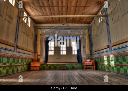 Il teatro e la sala da ballo di Kolmanskop città fantasma vicino a Luderitz, Namibia Foto Stock