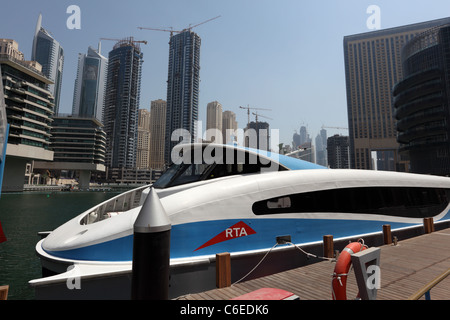 Moderno ferry boat in Marina di Dubai, Emirati Arabi Uniti Foto Stock