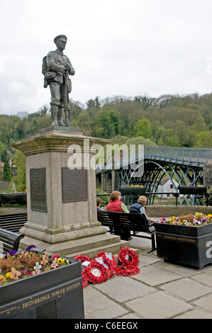 Monumento ai Caduti in guerra a fianco del famoso ponte, Ironbridge, Shopshire Foto Stock