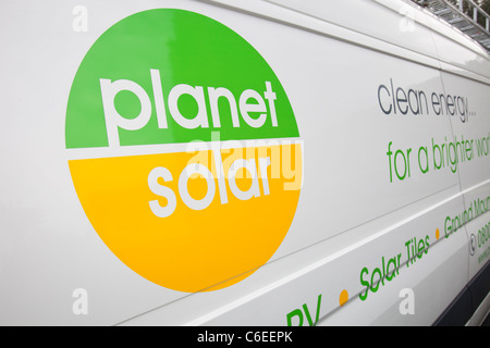 Un solar energy company montaggio solare pannelli elettrici di una casa tetto in ambleside, cumbria, Regno Unito. Foto Stock