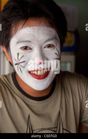 Metà uomo metà clown, un filippino locali pronti per un evento. Foto Stock