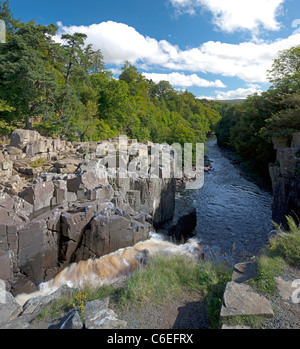 Acqua zampillante del Fiume Tees, oltre a forza elevata cascata in Teesdale, County Durham Foto Stock