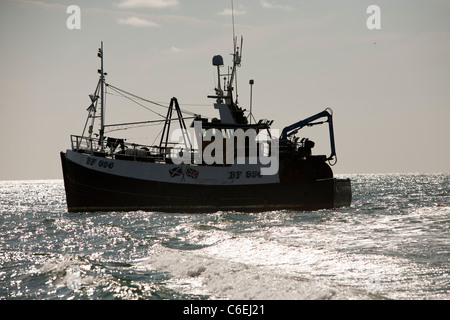 Un peschereccio nel Mare d'Irlanda off Cumbria, Regno Unito. Foto Stock