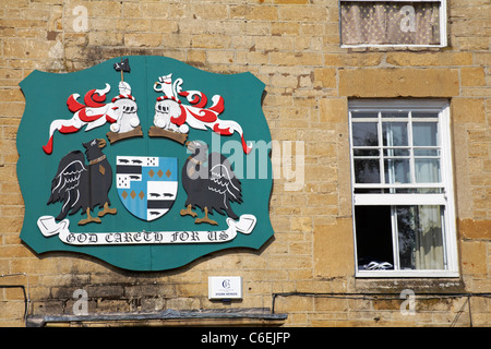 God Careth per noi segno sul lato di Redesdale Arms Hotel, High Street, Moreton in Marsh nel Cotswolds, Gloucestershire, Regno Unito nel mese di luglio Foto Stock