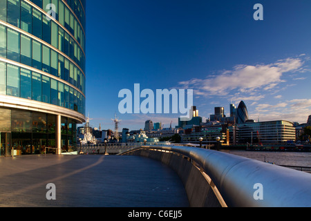 Inghilterra, London Southwark. Il 'More Londra' evolversi nei pressi del Municipio di Londra, guardando verso il quartiere finanziario di t Foto Stock